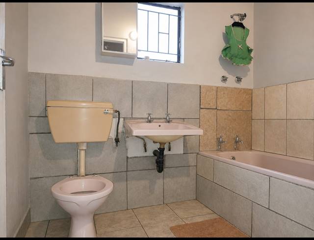 2 BEDROOM HOUSE FOR SALE IN STRETFORD